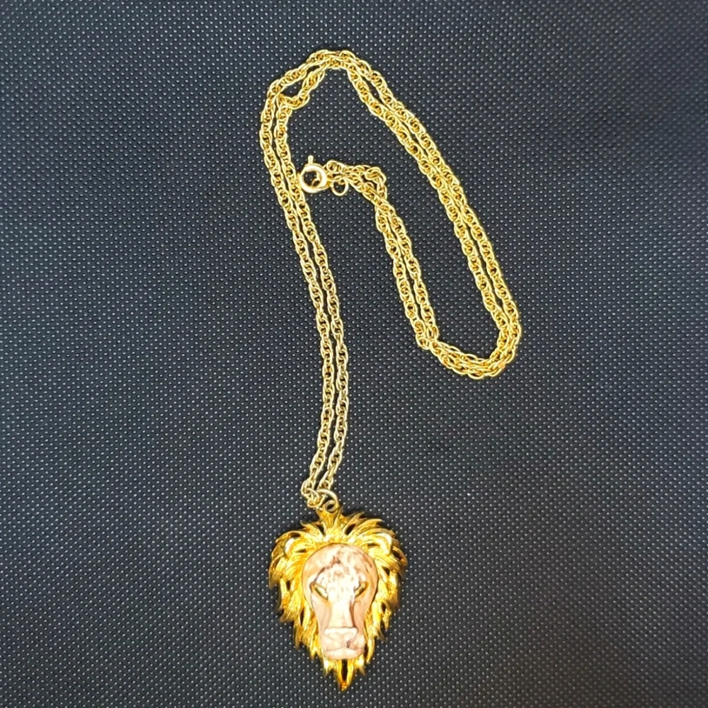 RAZZA stamped vintage lionhead necklace - Picture 2 of 5